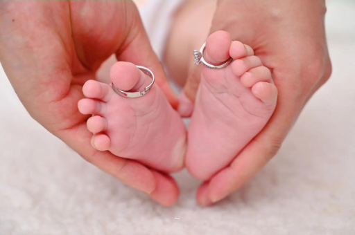 嵊州宝宝脸上长黑点